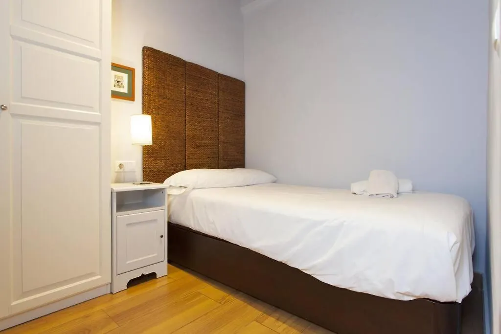Bright & Spacious Family Flat In Central ברצלונה דירה