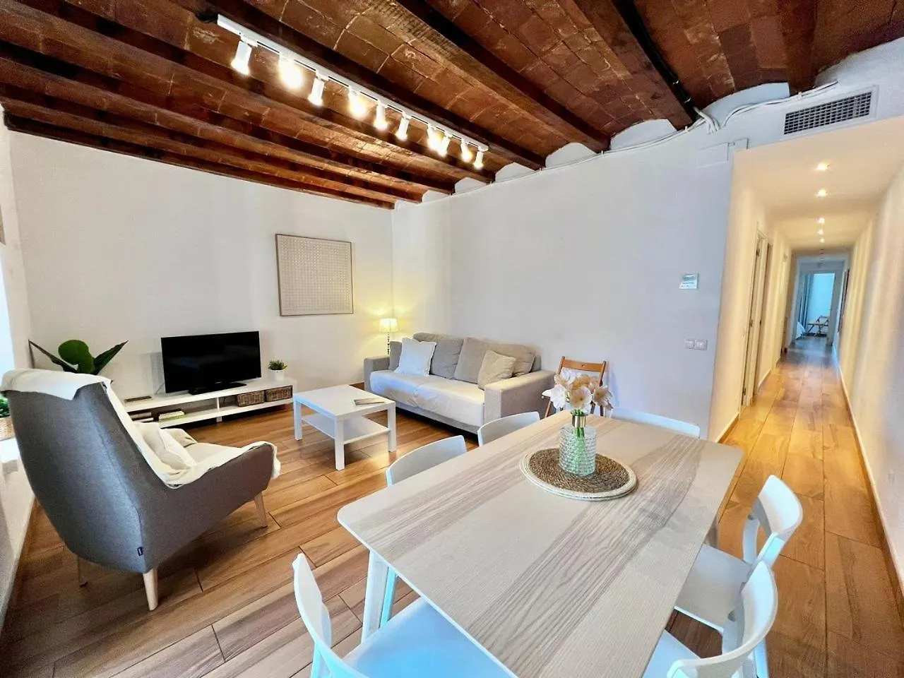 Bright & Spacious Family Flat In Central Barcelona